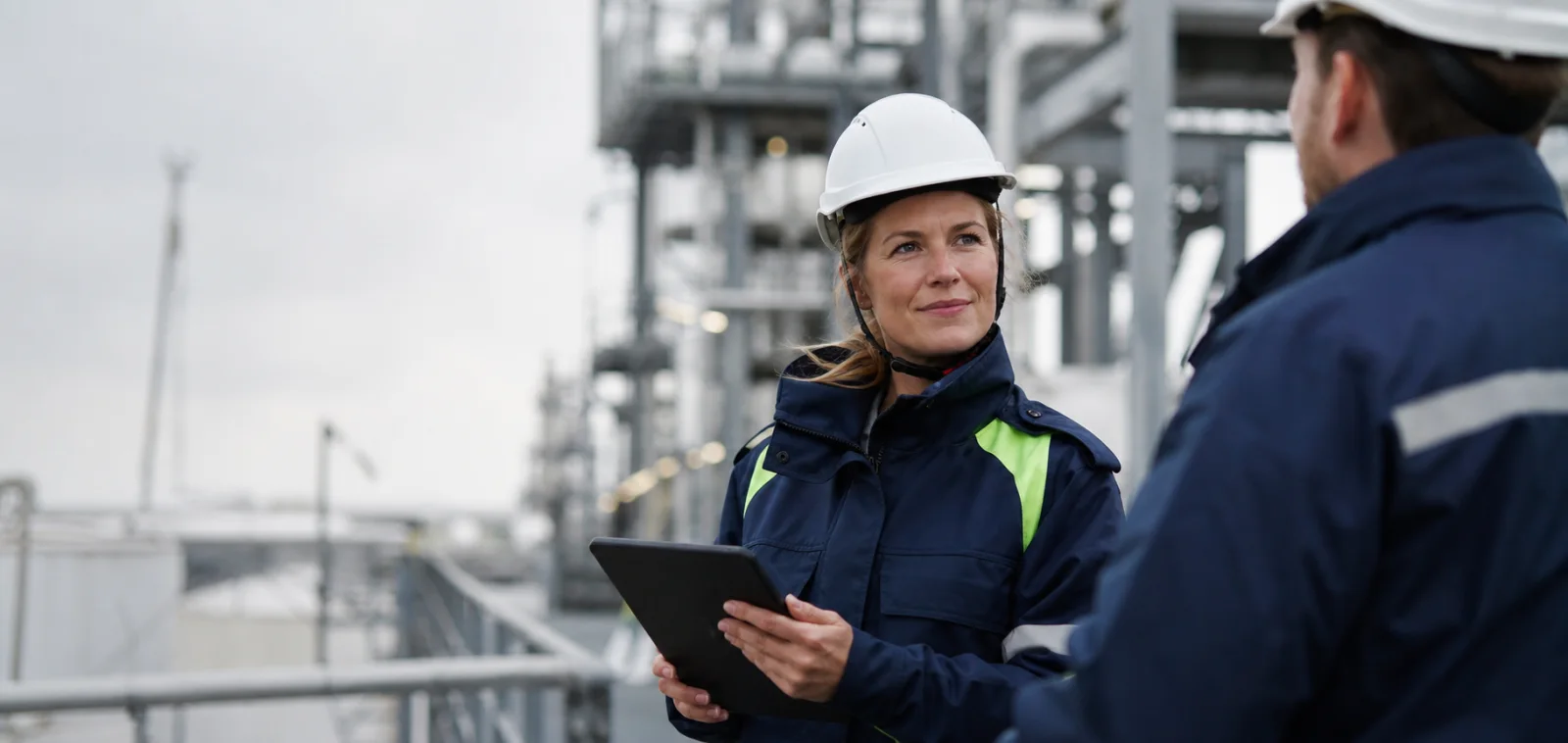 HSE-professional met tablet op een moderne industriële locatie