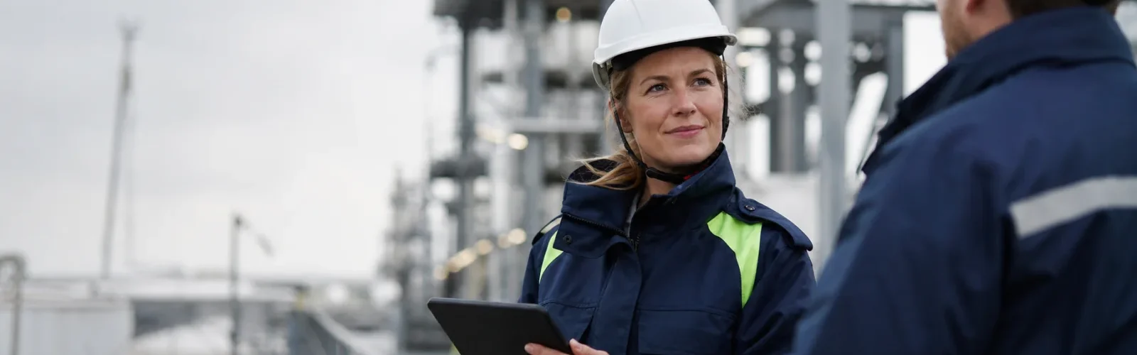 HSE-professional met tablet op een industriële locatie